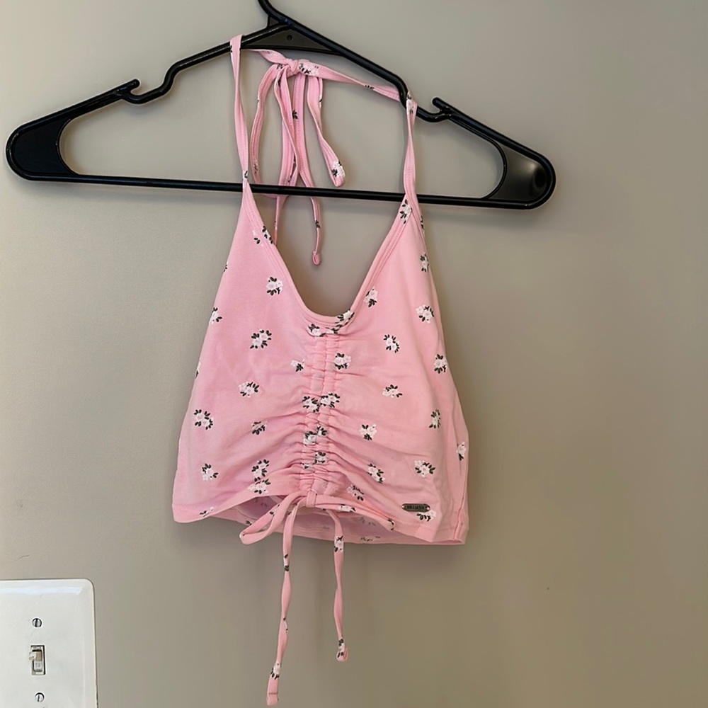 Adorable hollister top with flower accents! 😍